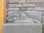 Noordzijde, sterk verweerde sculptuur naast een voordeur.
<br/>
Gert-Jan Lobbes, 2015